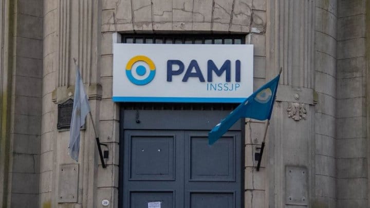 Escándalo por las vacunas en Azul: Allanaron oficinas del PAMI donde perdieron la cadena de frío 300 dosis