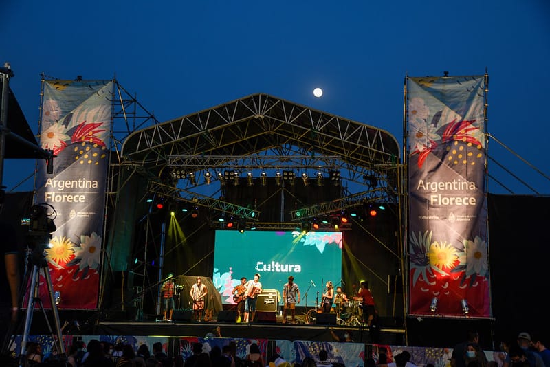 Hurlingham: Karina, Dante Spinetta y Miss Bolivia tocan gratis este sábado en el Festival "Argentina Florece"