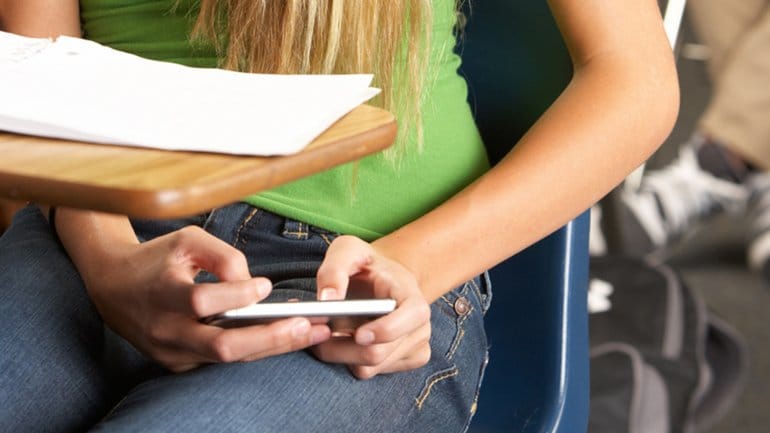 Autorizan el uso de teléfonos celulares en escuelas de la Provincia