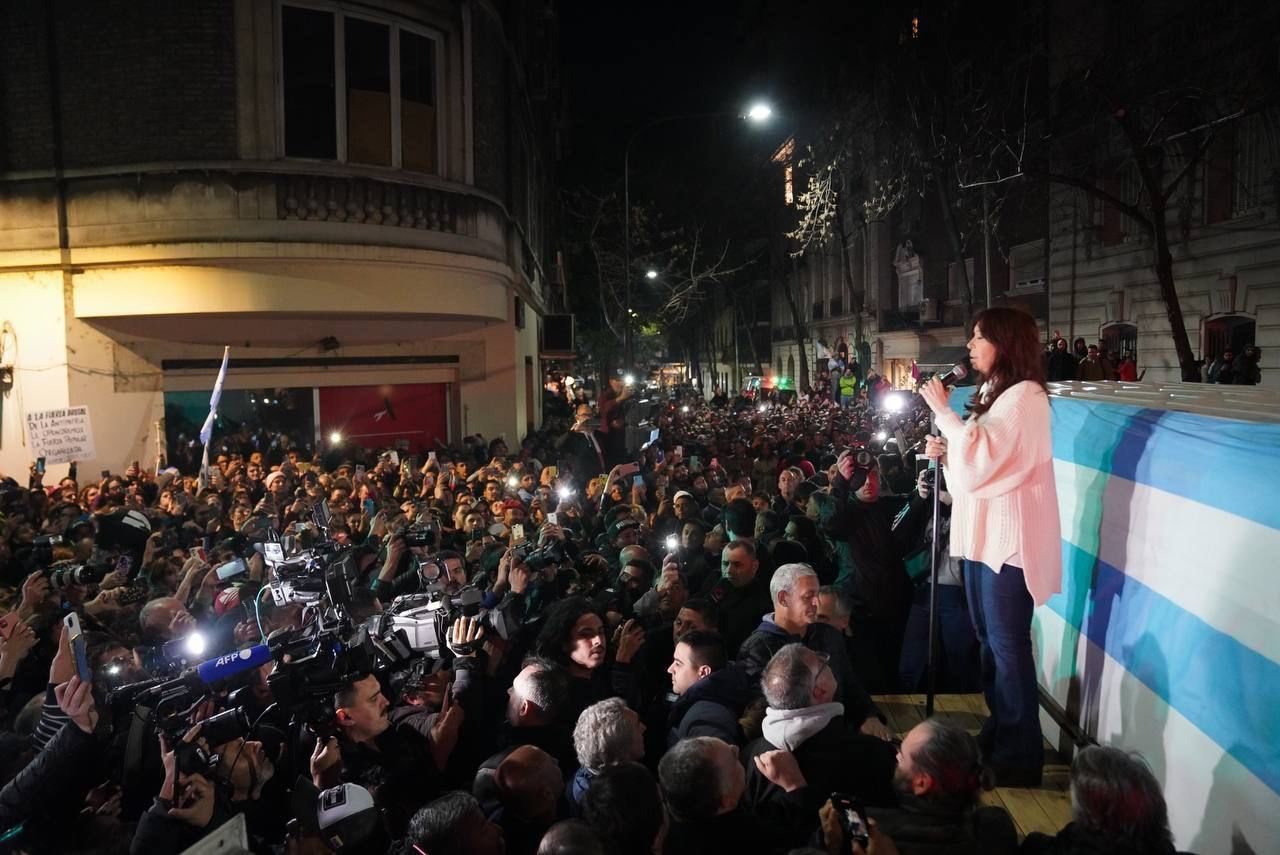 Tras una jornada caliente, Cristina Kirchner dio un discurso ante la militancia: "La violencia fue provocada por el odio al peronismo"