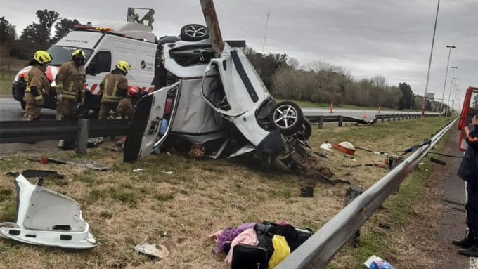 Trágico accidente en la Autopista Ezeiza - Cañuelas: Vehículo chocó contra poste de luz y murieron 4 personas