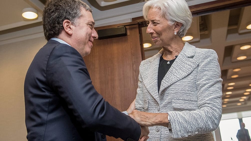 La oposición busca limitar el endeudamiento con el FMI