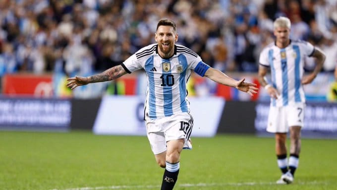 Argentina le ganó 3 a 0 a Jamaica, extendió su racha invicta y Messi batió un récord