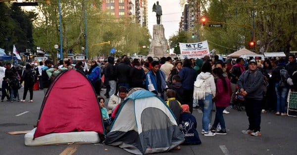 Otra vez acampe frente a la Municipalidad de Mar del Plata: Reclaman la emergencia social