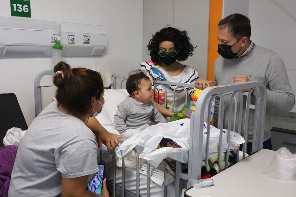 Día del Niño: Gray entregó juguetes en el Hospital Municipal Santamarina