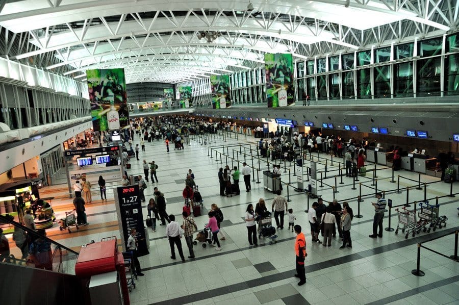 14 detenidos por robar objetos en valijas de pasajeros en aeropuerto de Ezeiza