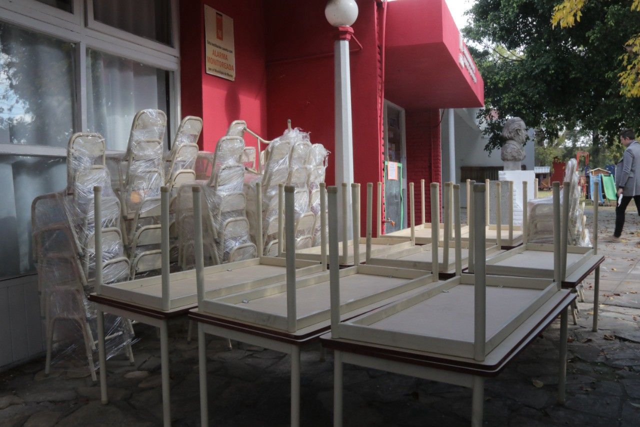 Morón: El Municipio entregó nuevo mobiliario para los jardines locales