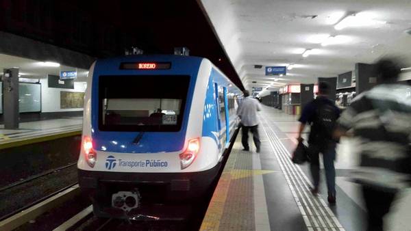 Tren Sarmiento: Descarriló una formación y funciona con demoras