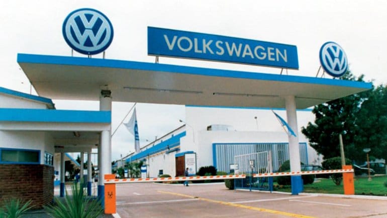Crisis automotriz: Tras paralización en fábrica de Pacheco, Volkswagen suspende a otros 1.100 operarios en Córdoba