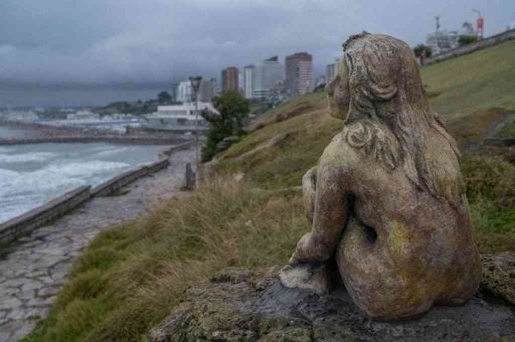 Mar del Plata: Ya dañaron la enigmática estatua que apareció junto a la playa