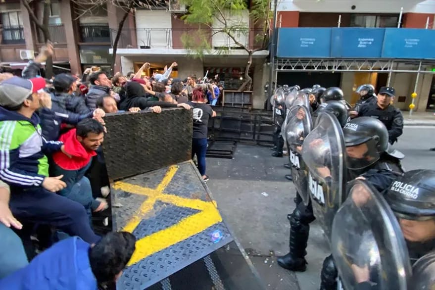 Tensión en Recoleta: Manifestantes tiraron las vallas dispuestas por Rodríguez Larreta
