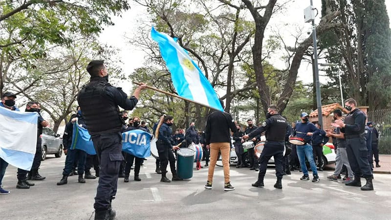 Día D: Nación y Provincia se aprestan a desactivar la rebelión policial aunque el costo ya es altísimo