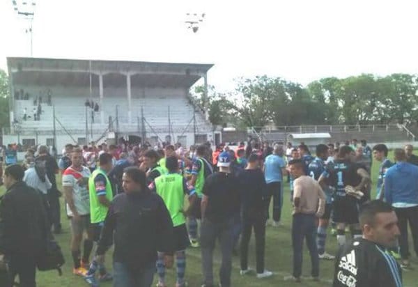 Escándalo en el fútbol de ascenso durante un partido entre Luján y San Telmo