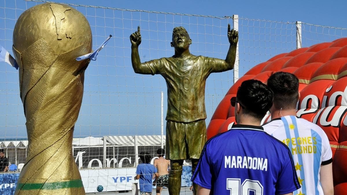 Mar del Plata tiene la primera estatua de Messi con las tres estrellas