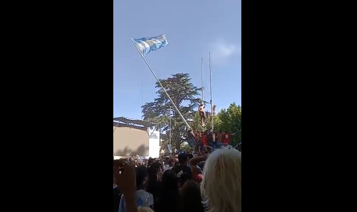 Video: Festejo trágico en González Catán al caerse un mástil donde un joven se había trepado