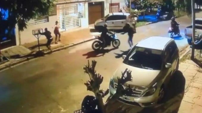 Video: Mujer con un gas pimienta puso en fuga a grupo de motochorros en Ramos Mejía