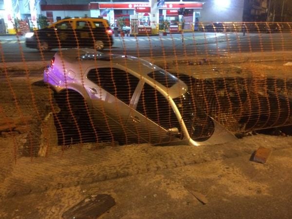 Un pozo "se tragó" un auto en Avellaneda