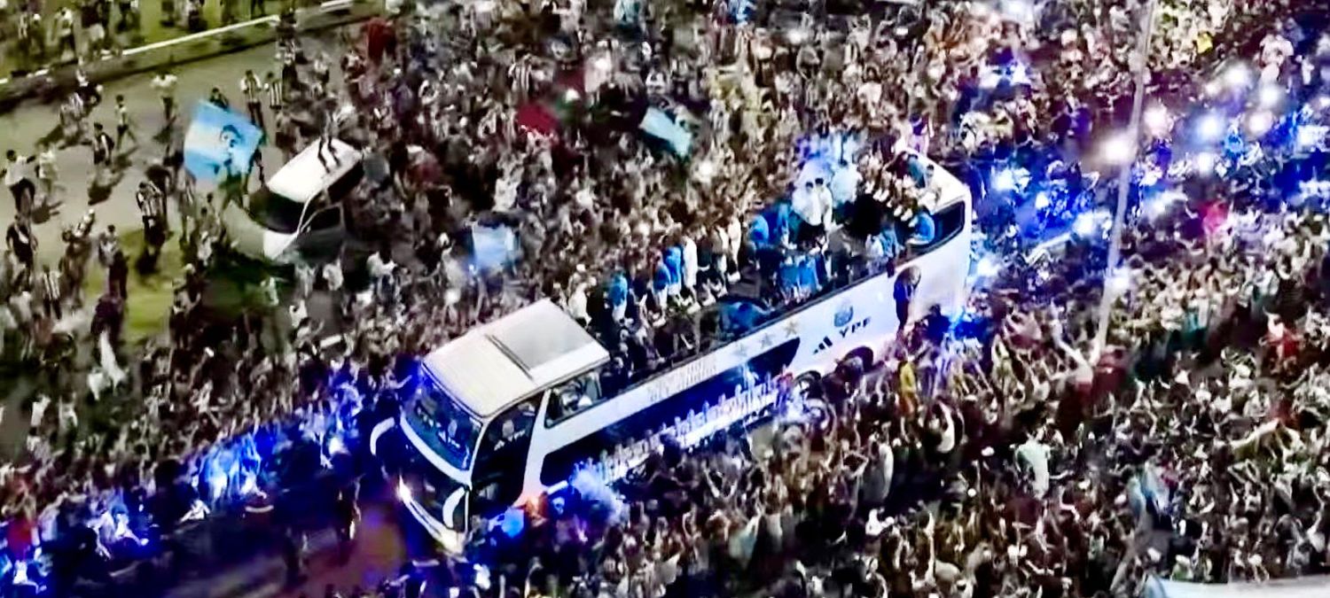 La Copa del Mundo está en Argentina: Los jugadores de la Selección llegaron al país y fueron recibidos por una multitud