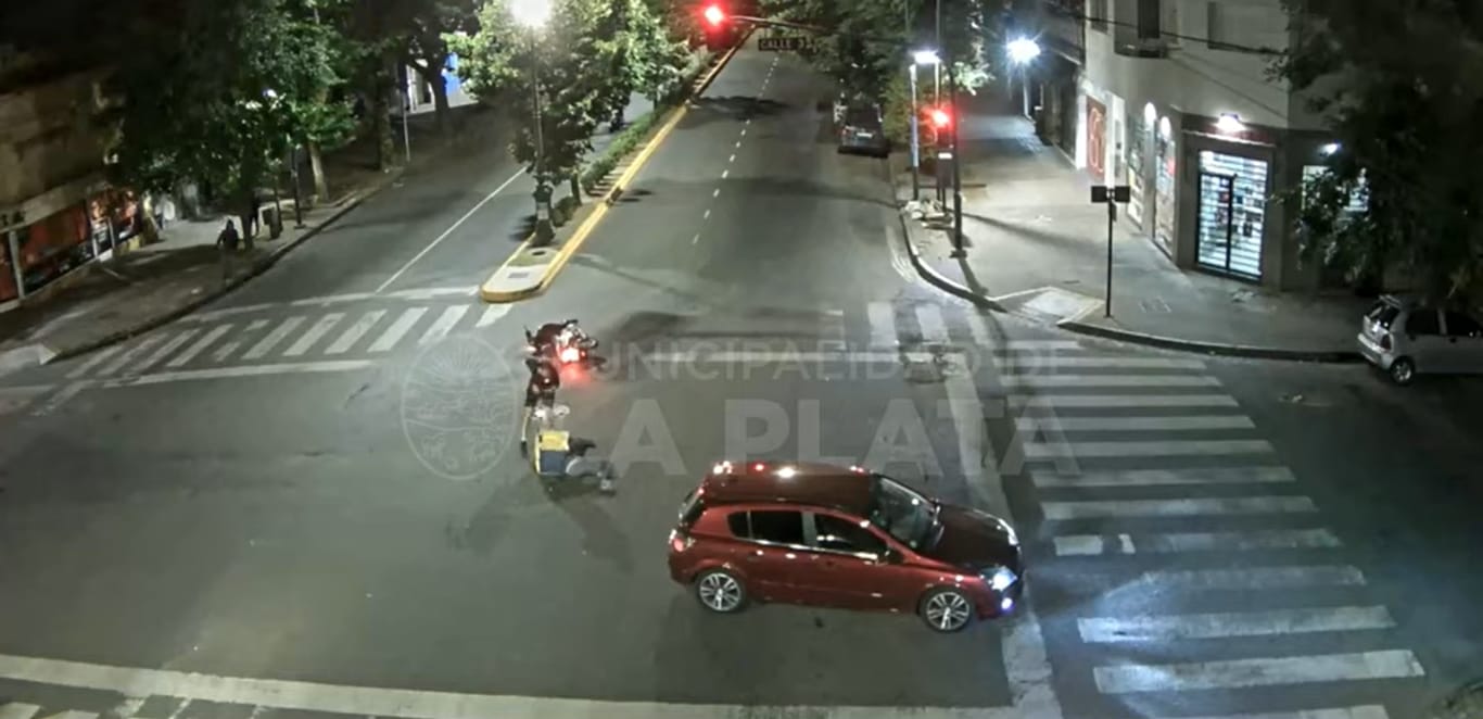 Video: Delivery cruzó en rojo, chocó a un automovilista y recibió una golpiza
