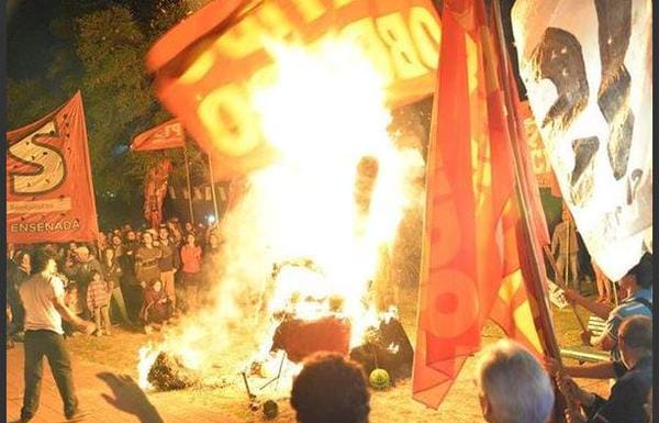 Marcha en repudio a la quema de muñeco de Hebe de Bonafini por parte de la izquierda de La Plata