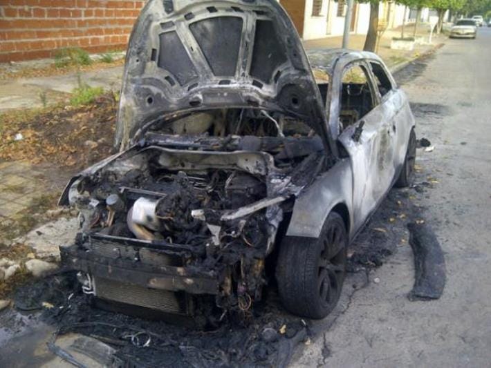 Otra vez atacaron quemacoches en La Plata e incendiaron un Audi