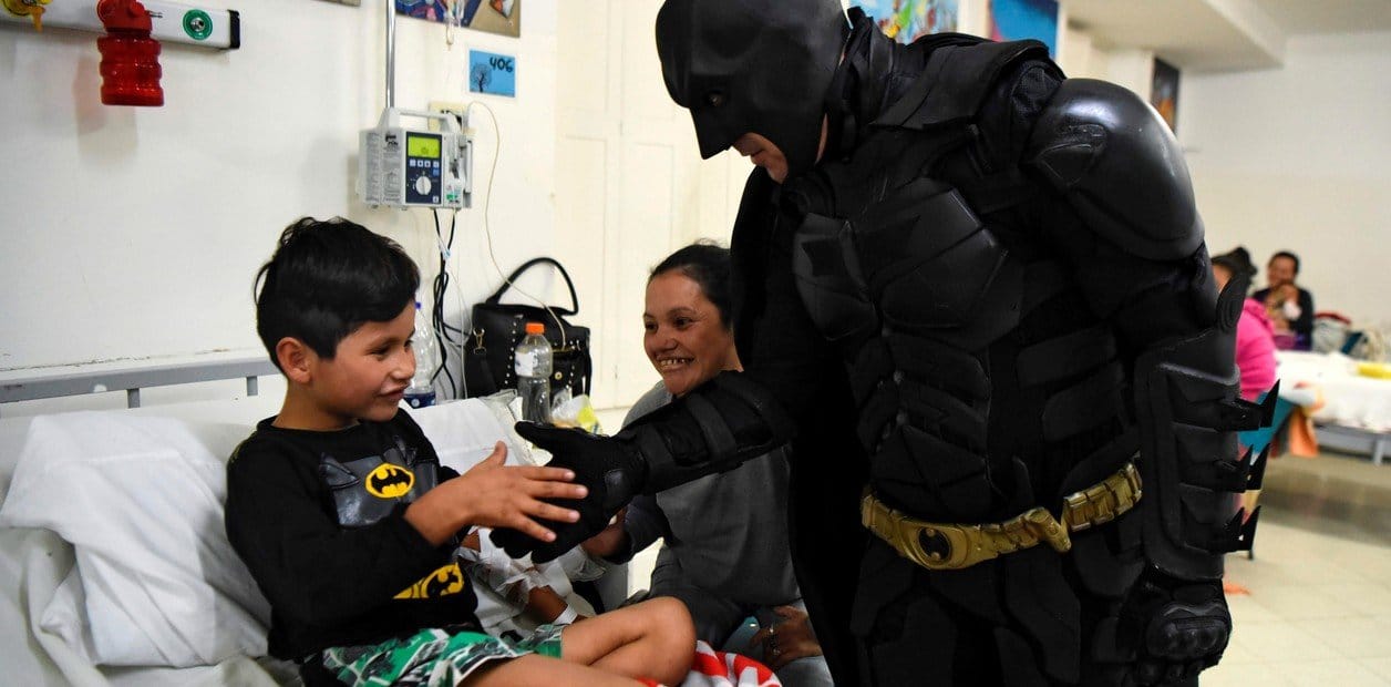 No se salva ni Batman: Asaltaron en La Plata a la persona que realiza acciones solidarias disfrazado de superhéroe