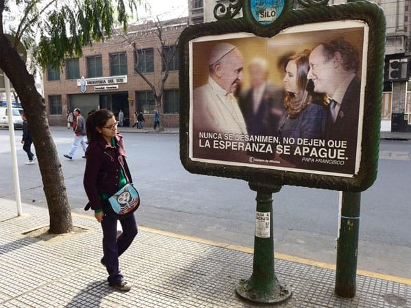 Continúa la polémica: Albistur defendió el afiche del Papa con Cristina e Insaurralde y criticó a Mariotto