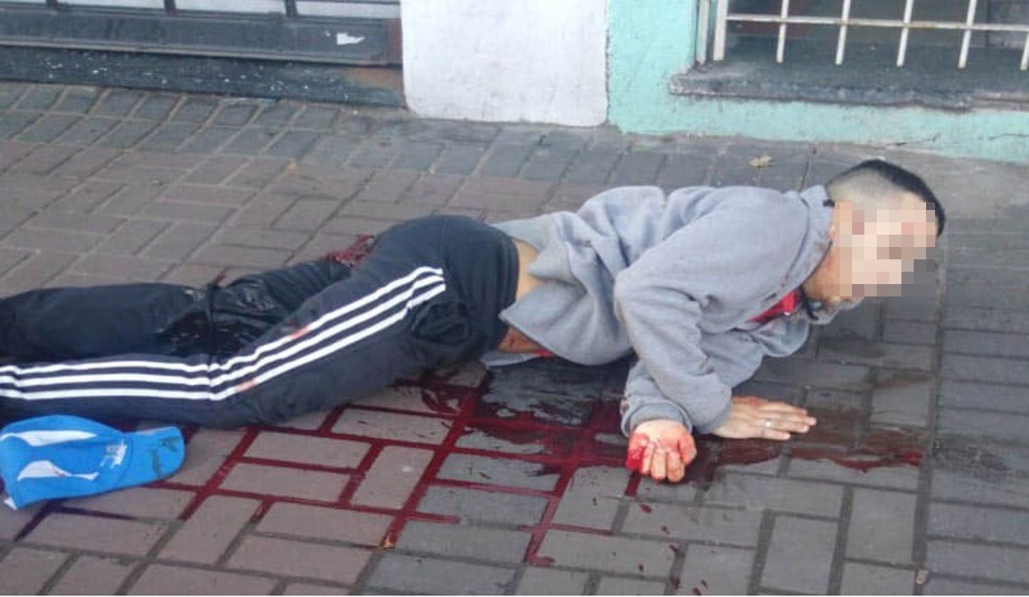 Video: Así la policía abatió a tiros a un delincuente que intentó robar en pleno centro comercial de Berazategui