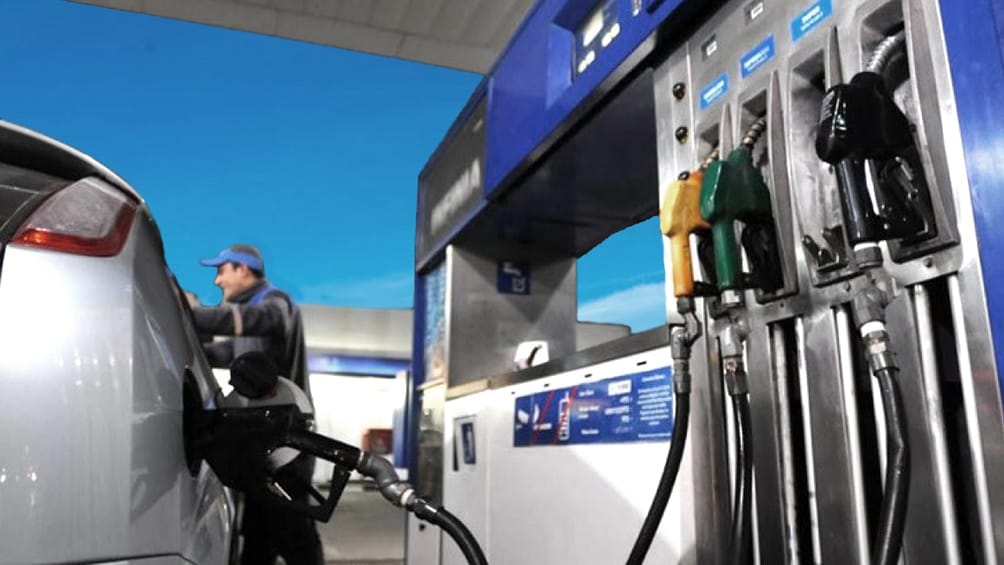 Escasez de combustibles: Los extranjeros que carguen gasoil en Argentina deberán pagar casi el doble