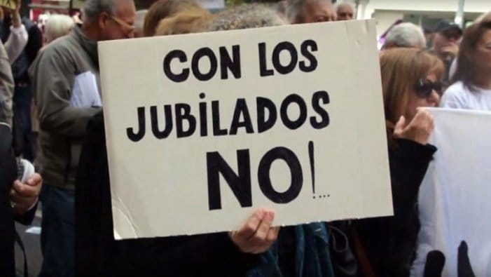 Puente Pueyrredón: Protesta de jubilados tras el magro aumento del 5% decretado por Alberto Fernández