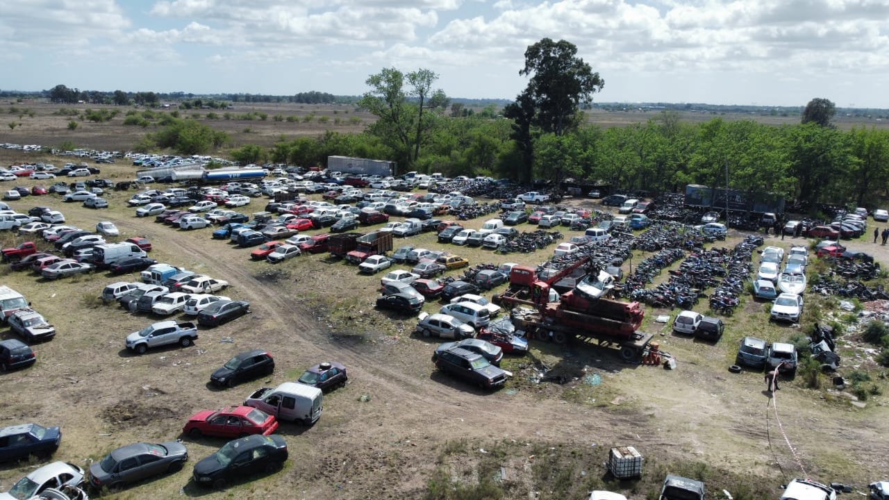 Esteban Echeverría: Gray recorrió el depósito de Canning donde el Municipio comenzó la compactación de vehículos