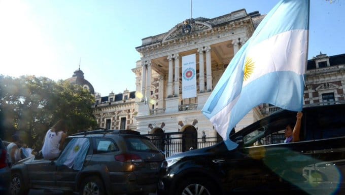 La Plata: Marchan a la Gobernación para pedirle a Kicillof clases presenciales