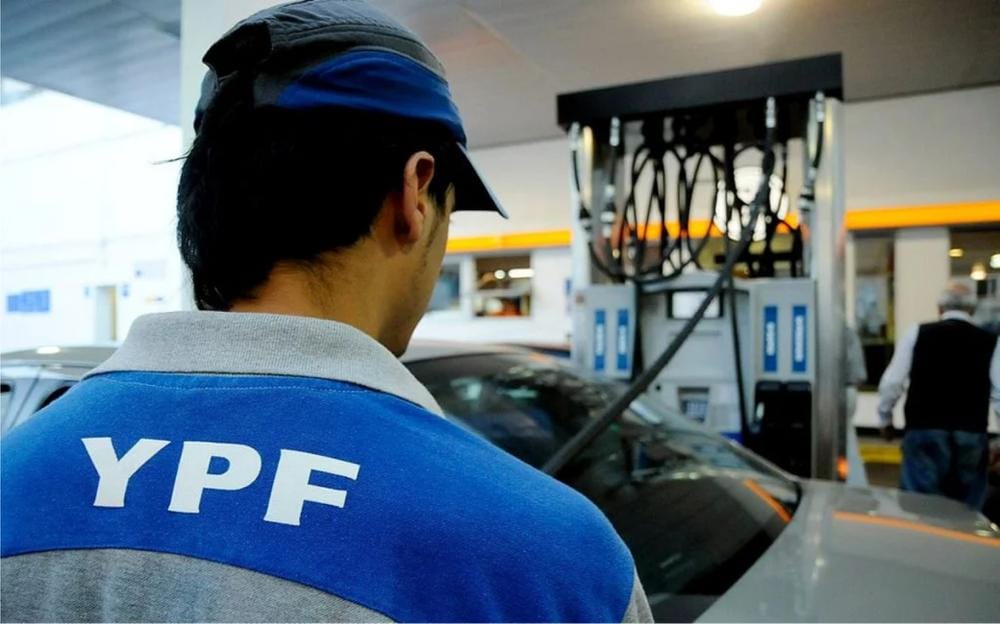 Otro golpe al bolsillo: YPF aumentó sus combustibles 9,5%