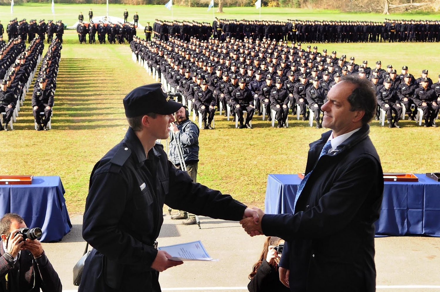 Scioli otorgó aumento salarial a la Policía Bonaerense de entre 29,6 y 34%