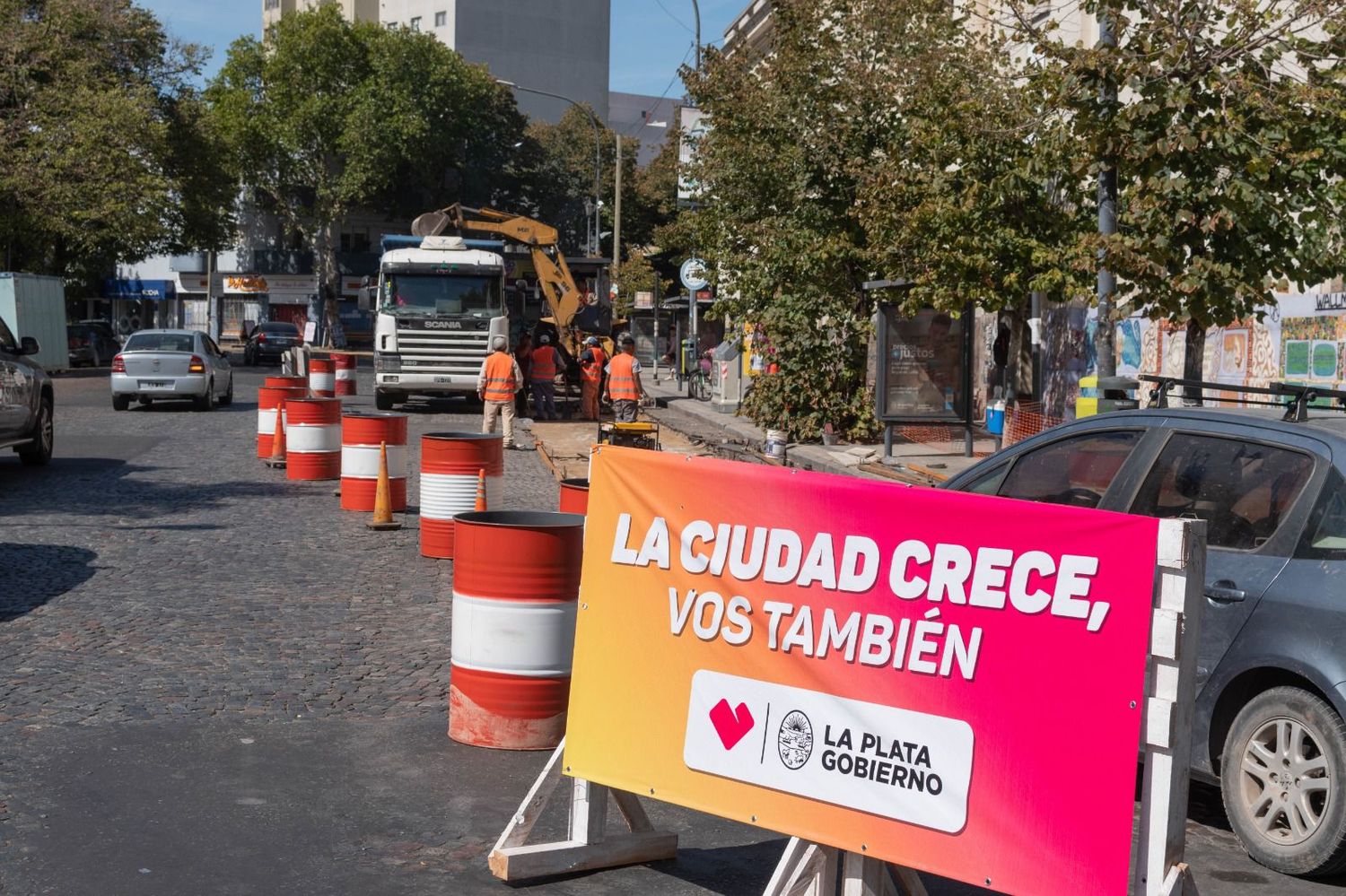 El Municipio de La Plata avanza en obra histórica en Plaza Rocha: Pavimentación y recambio de paradas