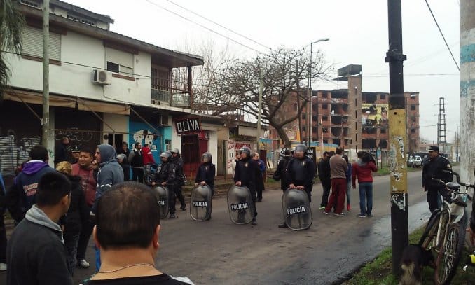 Enfrentamientos entre vecinos y la Policía en Ituzaingó 