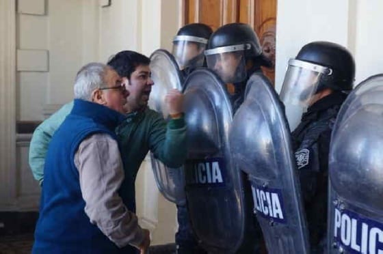 Azul: Renunciaron dos funcionarios de Inza tras la represión a trabajadores en la Municipalidad