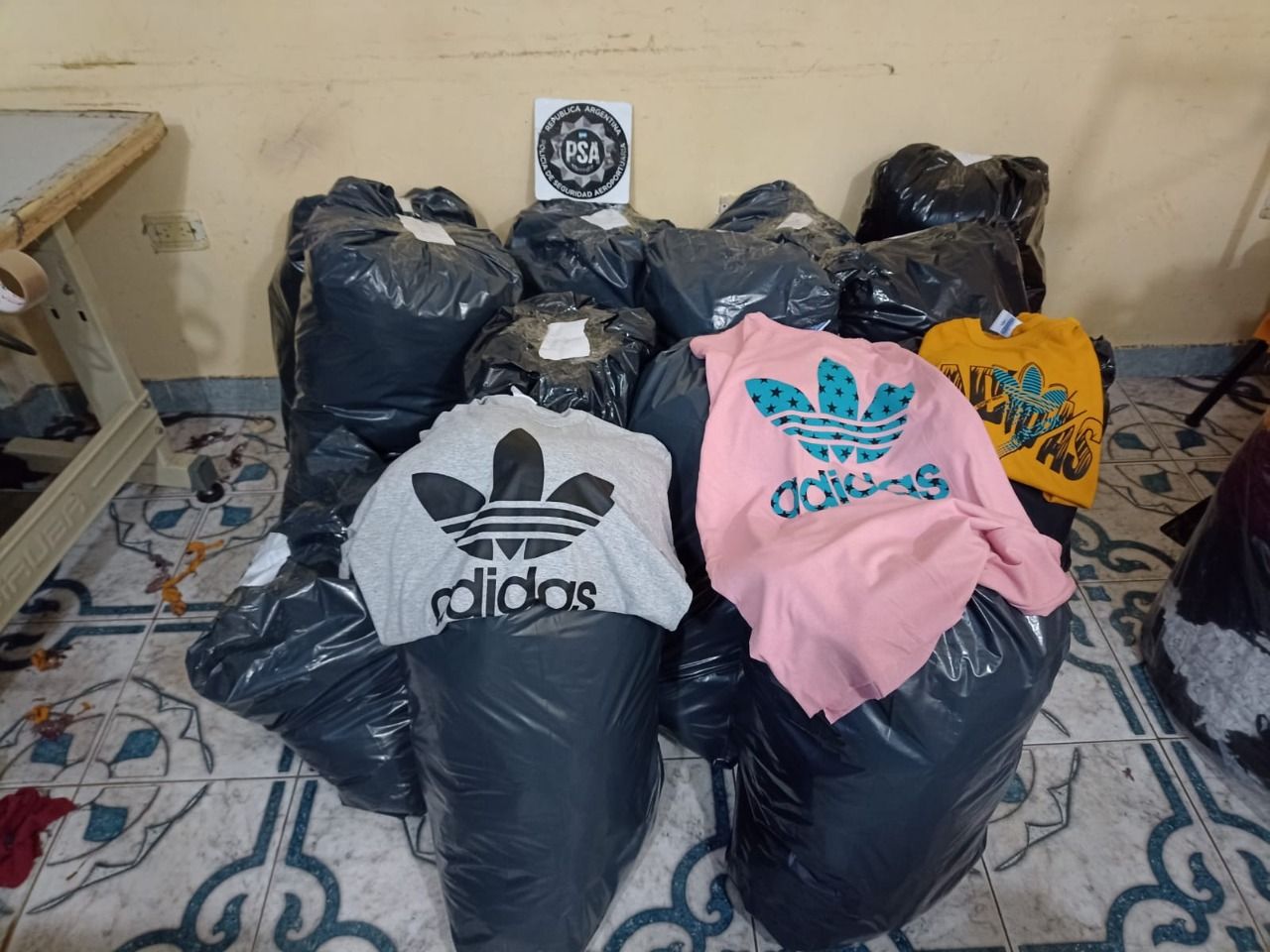 Conurbano: La PSA secuestró casi 5 mil prendas falsificadas para venta en La Salada y al por mayor