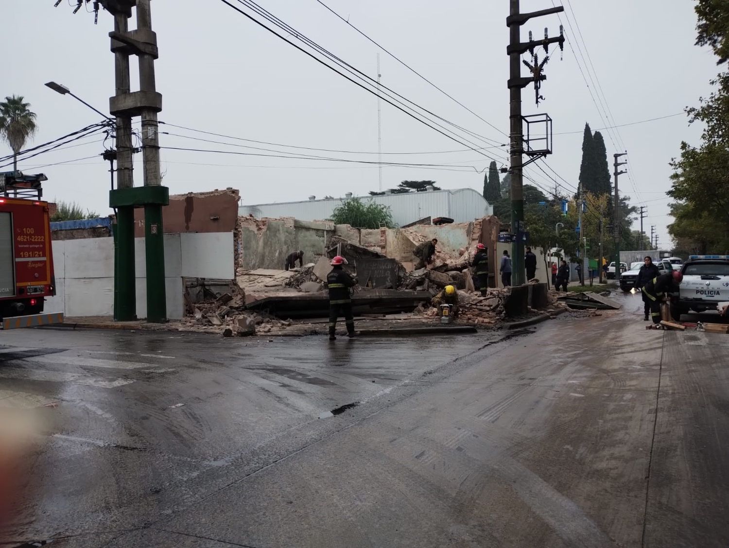 Máxima tensión en Ituzaingó: Se derrumbó una obra en construcción y buscan a trabajadores atrapados