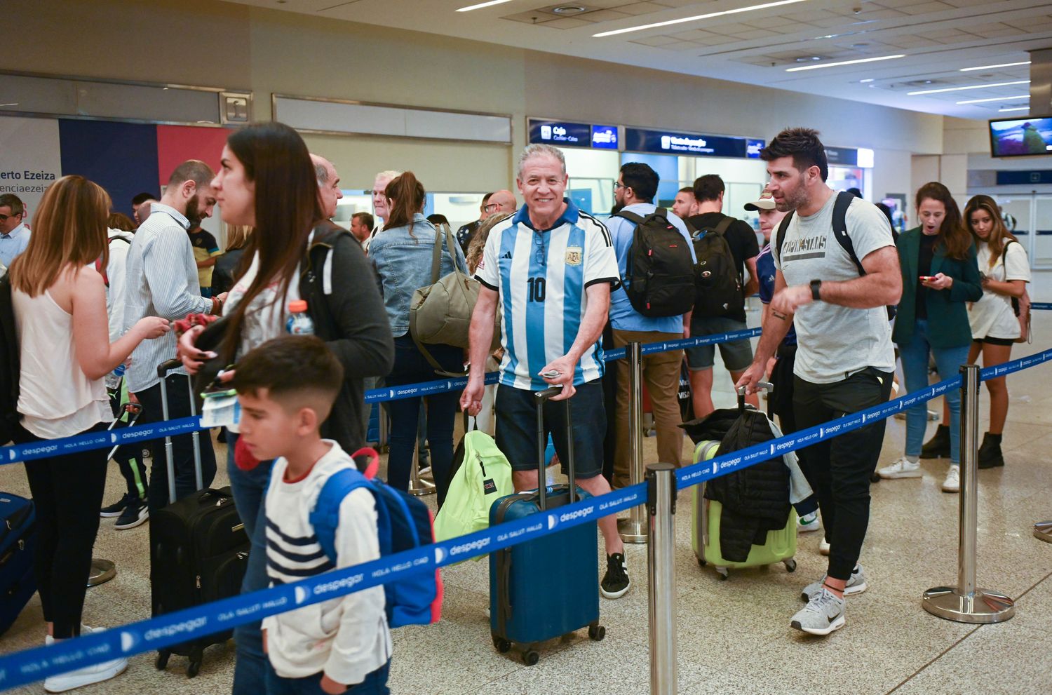 Decenas de bonaerenses viajaban hoy desde Ezeiza hasta Qatar para ver a la Selección ante Países Bajos