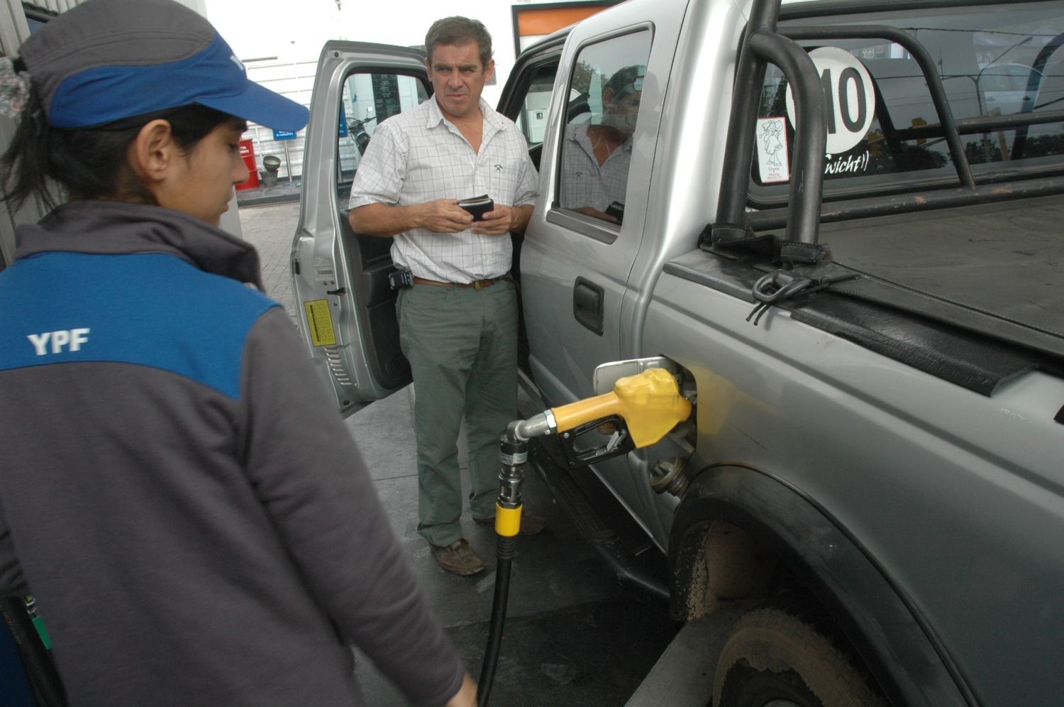 Impuesto a la nafta en municipios massistas: Estaciones de servicio van a la Corte bonaerense