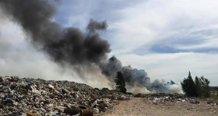 Baradero: Sigue el incendio en basural sobre Ruta 9