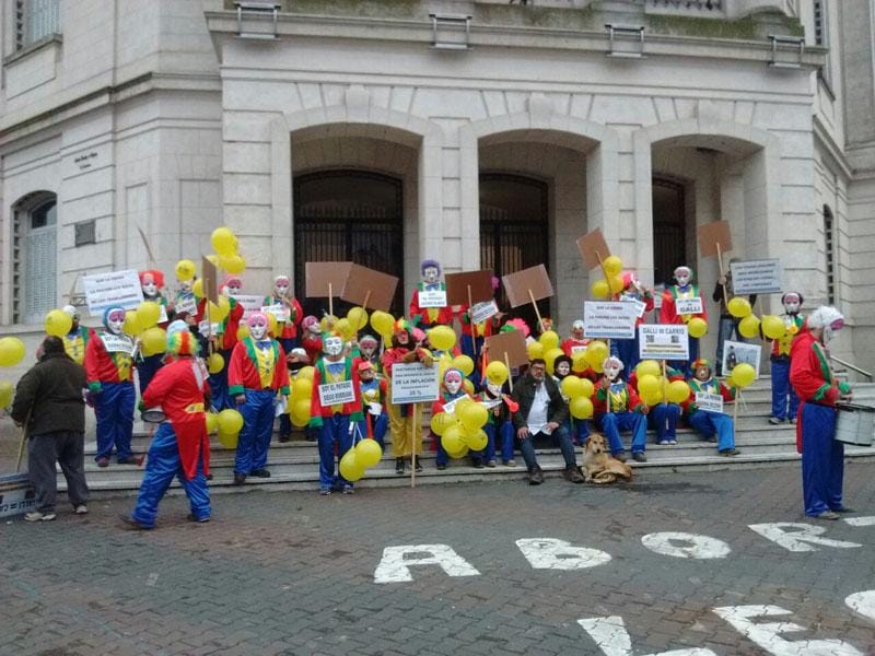 Olavarría: Disfrazados de payasos, municipales protestaron contra la oferta salarial de Galli