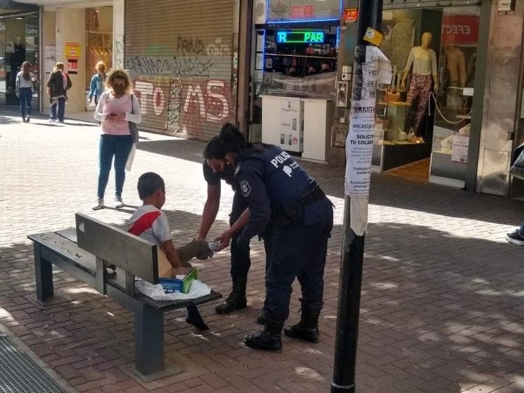 Dos efectivos de la Policía Bonaerense le compraron zapatillas a un nene que pedía monedas descalzo en la peatonal de Quilmes