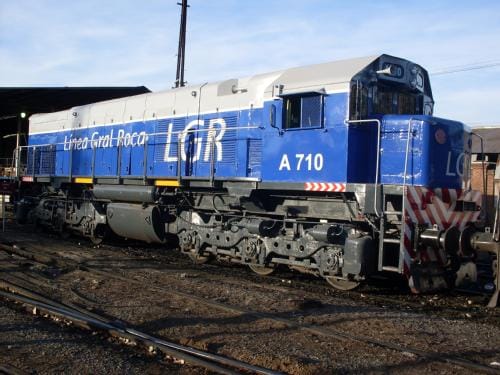 Avellaneda: Formación del tren Roca embistió a un auto y el servicio quedó restringido