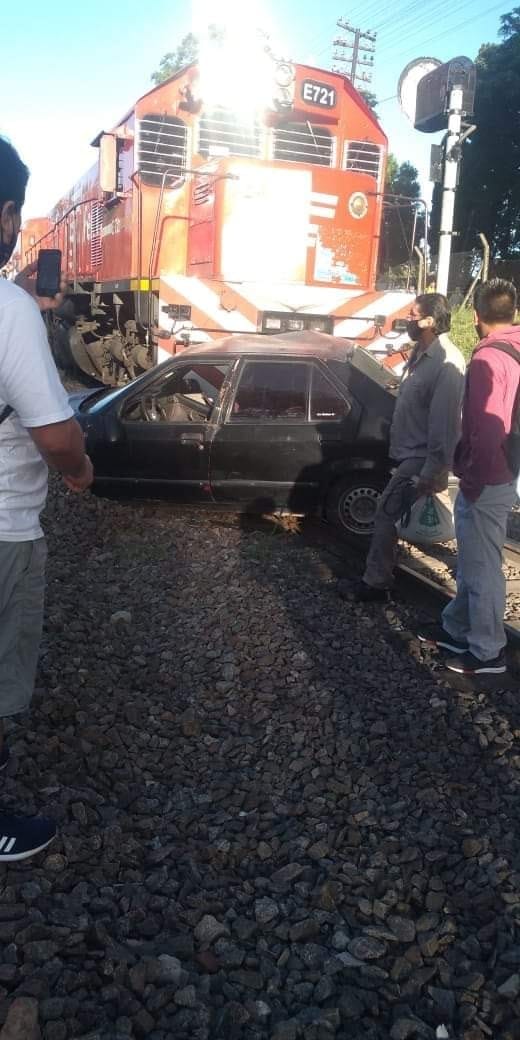 Video: Se le quedó el auto atascado en las vías y lo terminó embistiendo un tren en San Isidro