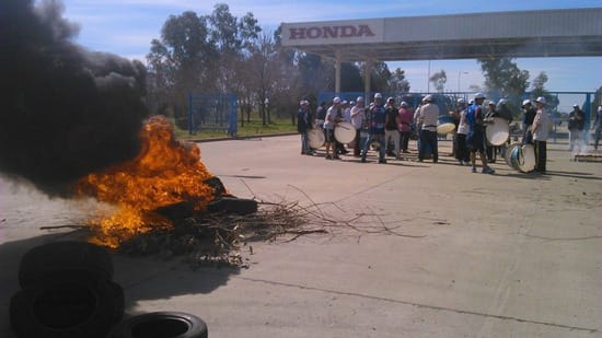 Crisis automotriz: Manifestación frente a Honda de Campana
