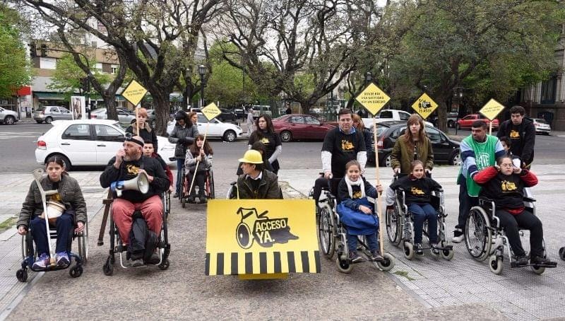 La Plata: Rally en silla de ruedas para reclamar accesibilidad en las veredas 
