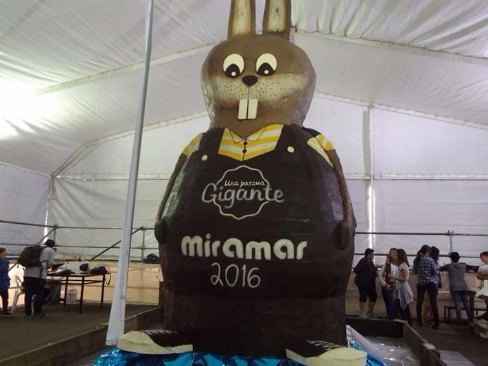 Pascua en Miramar: Preparan un conejo de chocolate de 6,10 metros