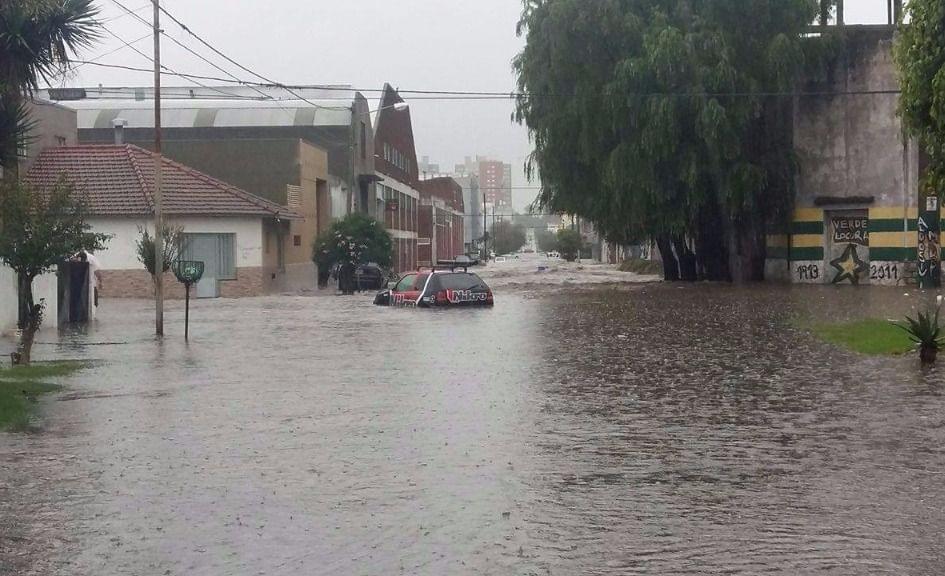 Temporal dejó calles anegadas y autos bajo el agua en Mar del Plata